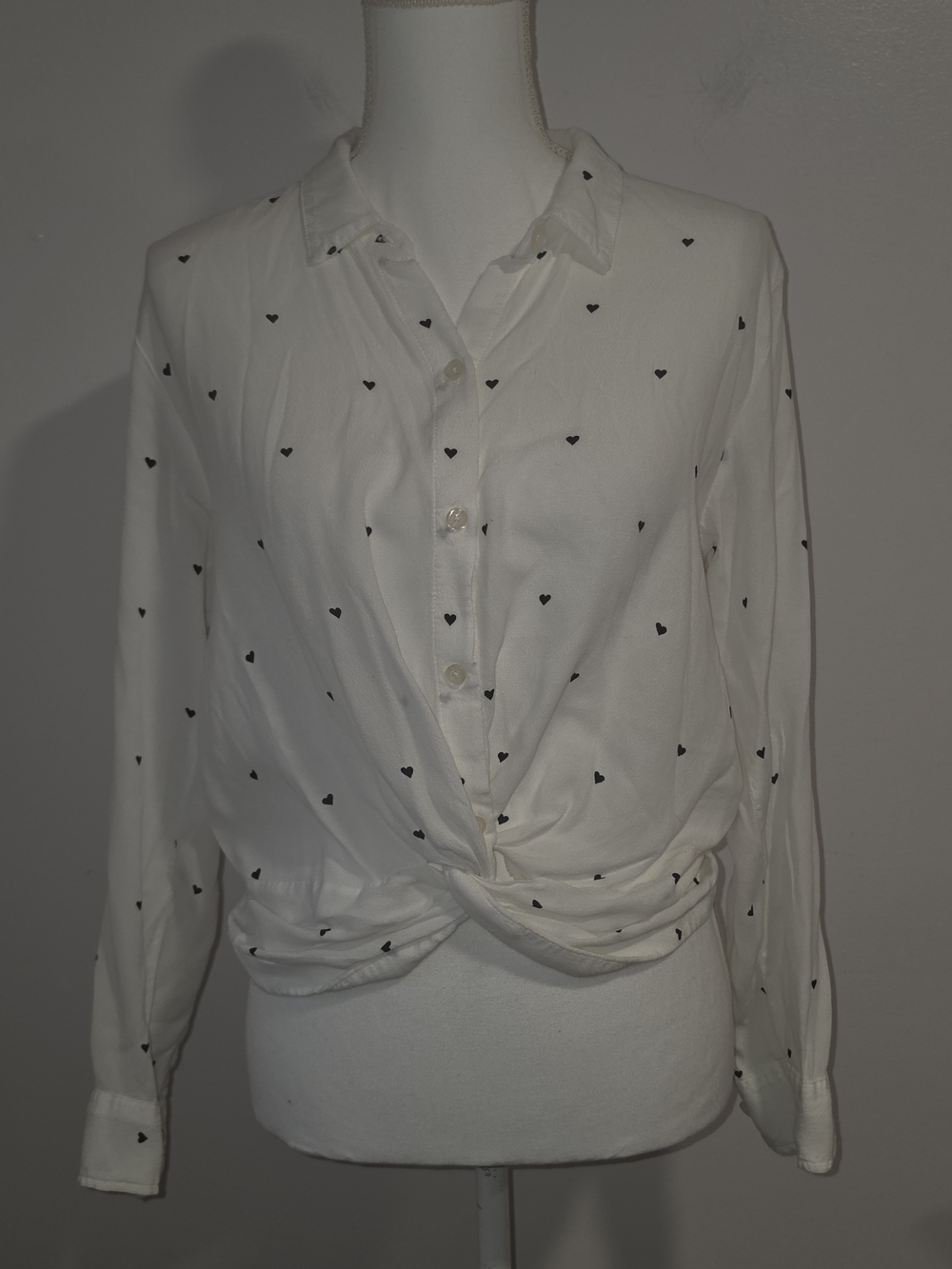 Abercrombie & Fitch White Button-Up Twist Hem Top with Black Heart Print Size M